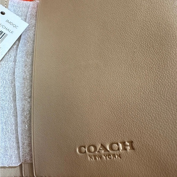 ❤️❤️❤️NWT Coach passport bag/case/cover in signature monogram canvas ❤️❤… - Picture 11 of 11